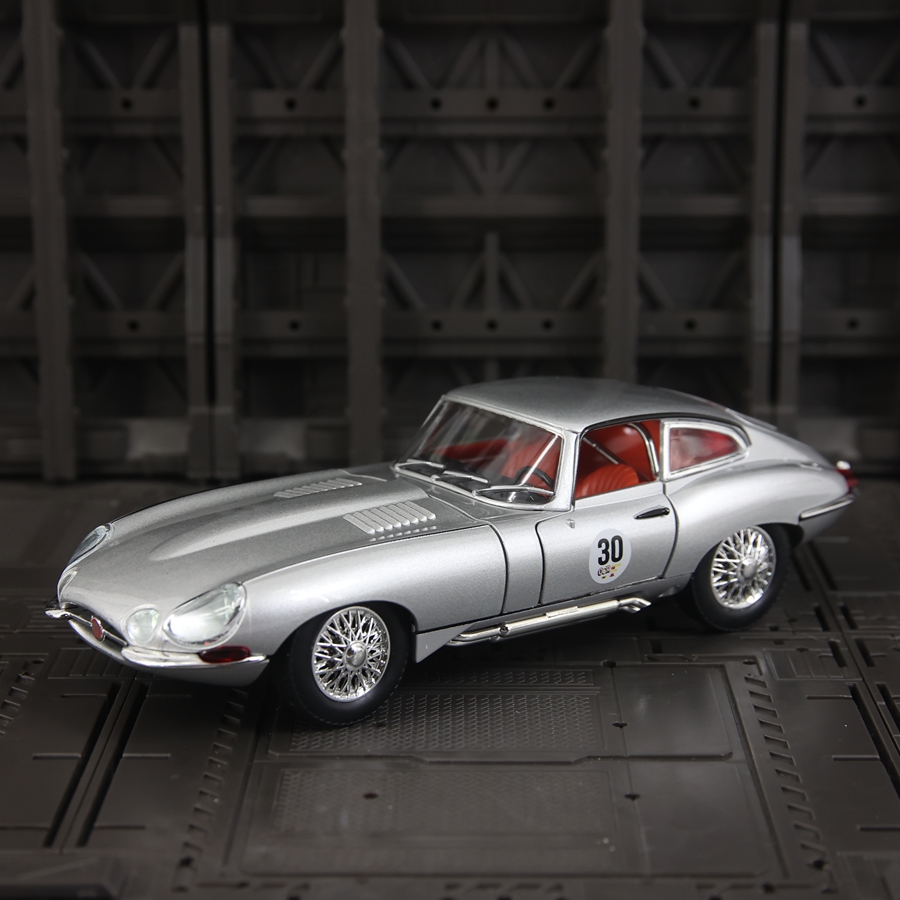 Car Care - 1: 24-calowy model samochodu Jaguar E-Type
